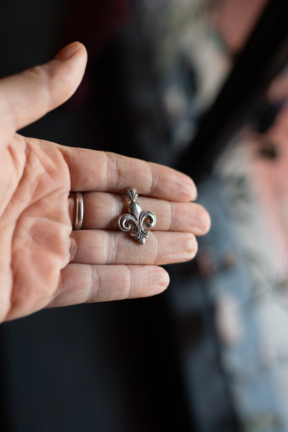 Fleur-de-lis Silver Pendant Necklace