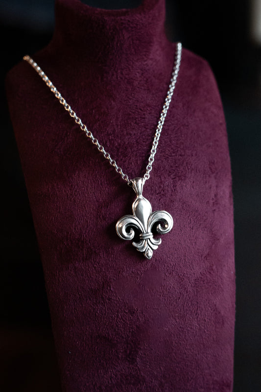 Fleur-de-lis Silver Pendant Necklace